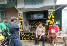 Bhabinkamtibmas Parungseah Intensifkan Sambang Warga, Sampaikan Pesan Harkamtibmas Bhabinkamtibmas Parungseah Intensifkan Sambang Warga, Sampaikan Pesan Harkamtibmas