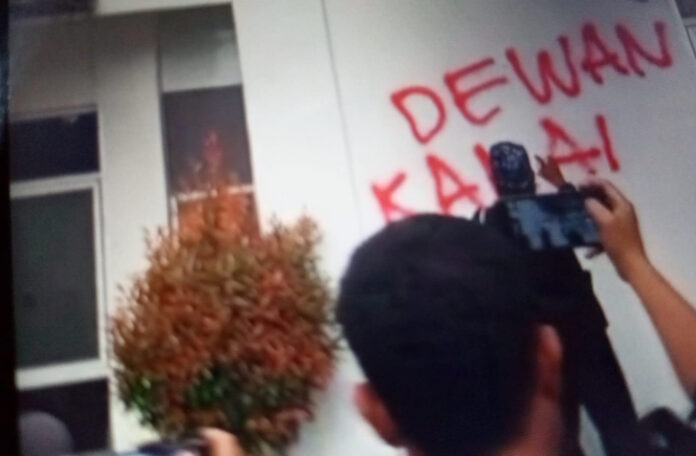 Aksi Demo di Sukabumi Memanas, DPRD Jadi Sasaran Aksi Demo